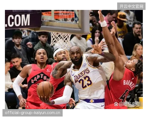 NBA湖人末节连续抓住错位机会,进攻流畅度急速提升
